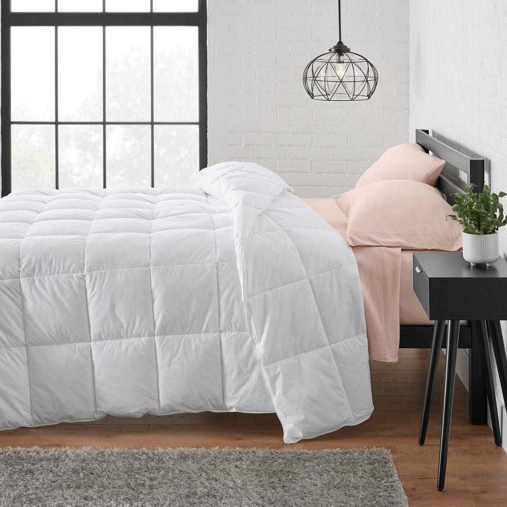 StyleWell Medium Weight White Full/Queen Down Alternative Comforter