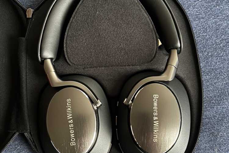 Bowers and Wilkins px8