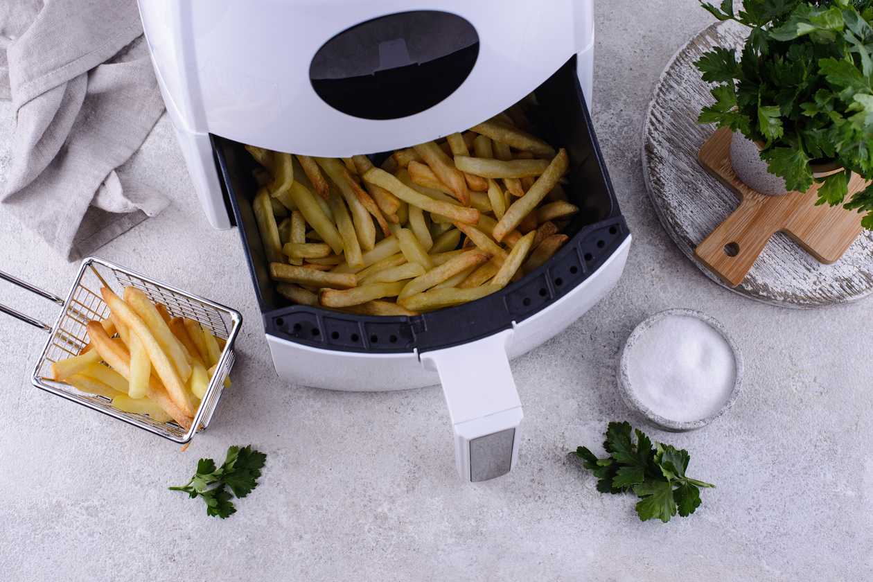 https://time.com/shopping/static/95f940a54adfb82d74f01e062493a5b8/57e17/french-fries-cooked-in-air-fryer.jpg