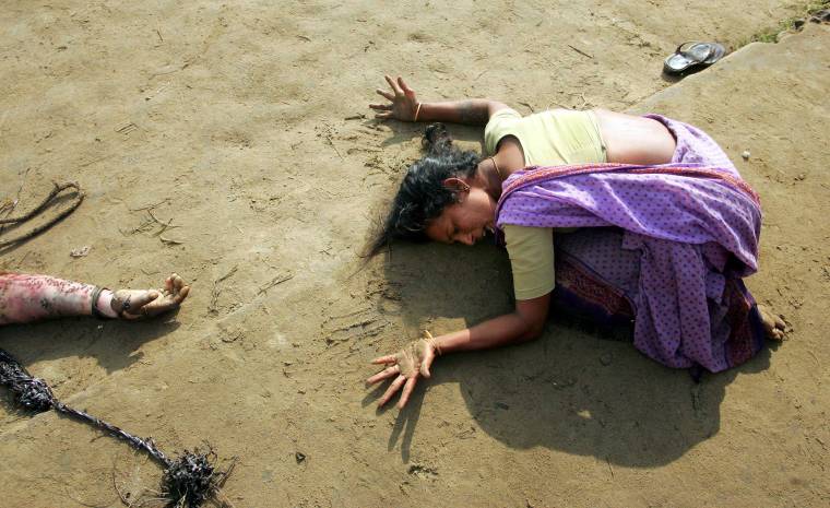 Indian woman mourns death of her relative killed in tsunami in Cuddalore - World Press Photo of the Year 2004