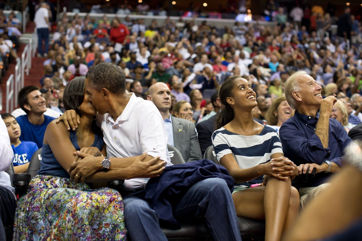 Barack Obama kisses Michelle Obama for the 
