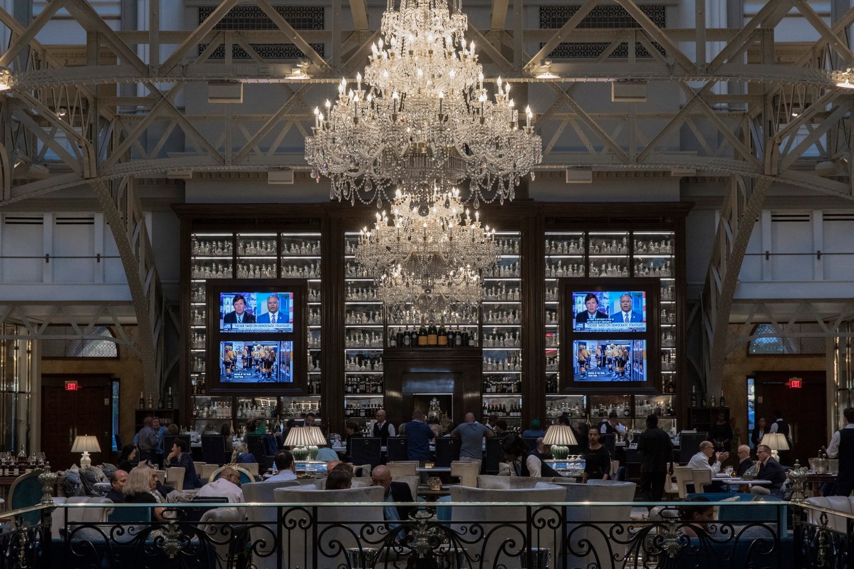 <span class="credit">Christopher Morris—VII for TIME</span><span class="caption">Guests can order pricey cocktails and mingle with Washington power brokers at Benjamin’s Bar &amp; Lounge in the Trump International Hotel.</span>