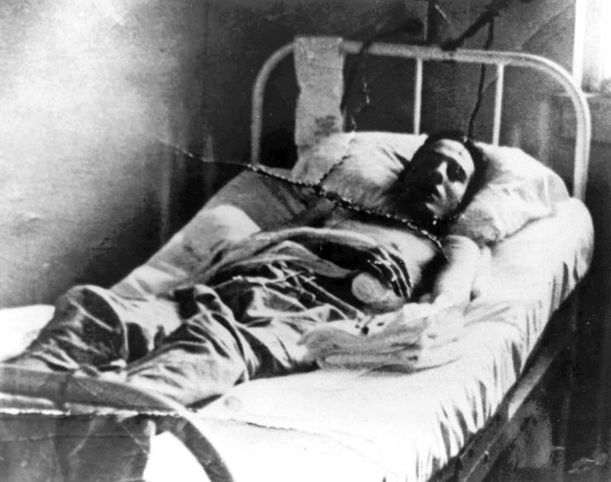 Cette photo de 1945 montre le sénateur Bob Dole en convalescence après des blessures subies alors qu'il servait en Italie pendant la Seconde Guerre mondiale. 