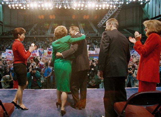 Senator Bob Dole memeluk istrinya Elizabeth setelah mengumumkan bahwa dia mencalonkan diri sebagai presiden dari Partai Republik pada 10 April 1995, di Topeka, Kan.